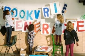 Kinderen hangen de letters van Rookvrije generatie op een muur