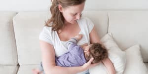 moeder geeft baby borstvoeding